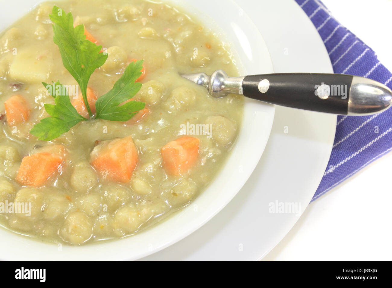 Erbseneintopf mit Möhren und Porree vor hellem Hintergrund Stock Photo ...