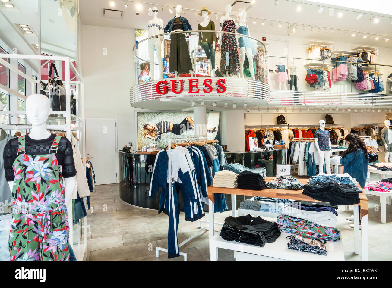 Page 2 - Guess Shop High Resolution Stock Photography and Images - Alamy