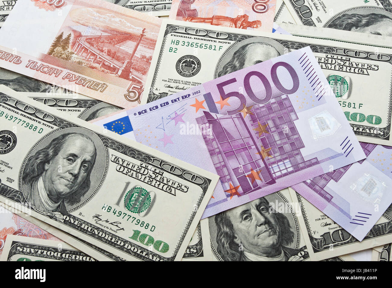 Продавать ли доллар и евро. Доллар и евро. Купюры евро и доллара. Изображение доллара и евро. Иностранная валюта.