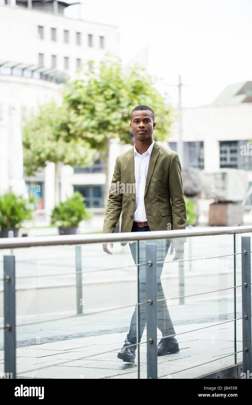 junger erfolgreicher geschäftsmann im sommer im freien modern business portrait Stock Photo