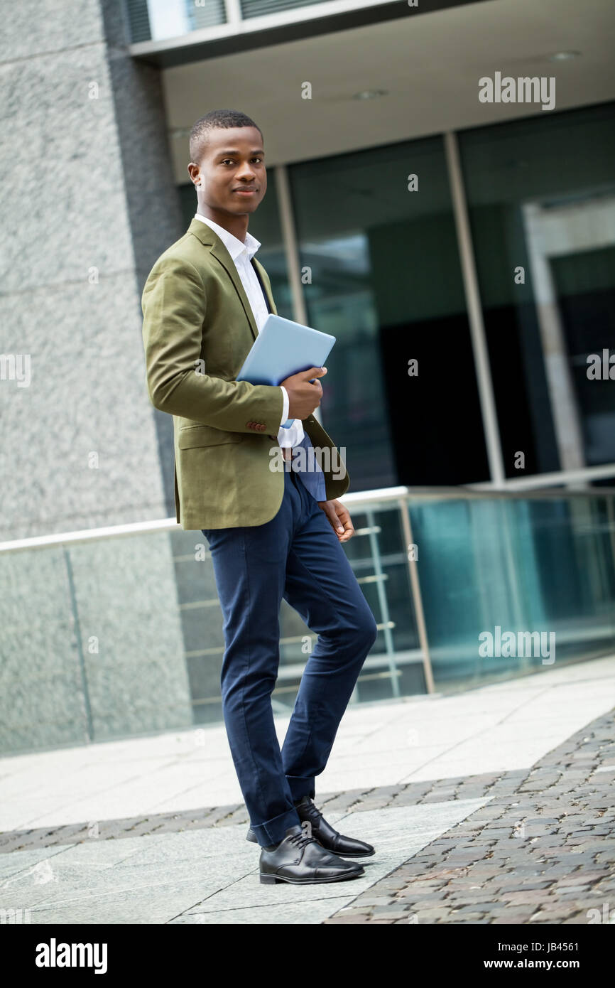 junger erfolgreicher geschäftsmann im sommer im freien modern business portrait Stock Photo