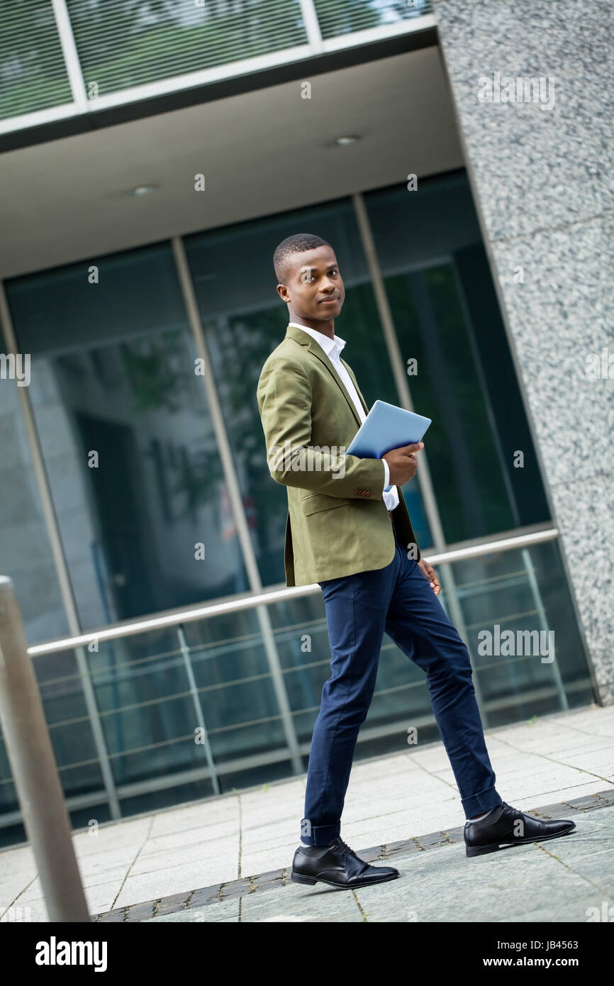 junger erfolgreicher geschäftsmann im sommer im freien modern business portrait Stock Photo