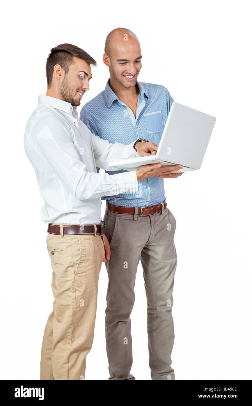zwei junge erwachsene geschäftsmänner mit laptop im gespräch isoliert auf weissem hintergrund Stock Photo