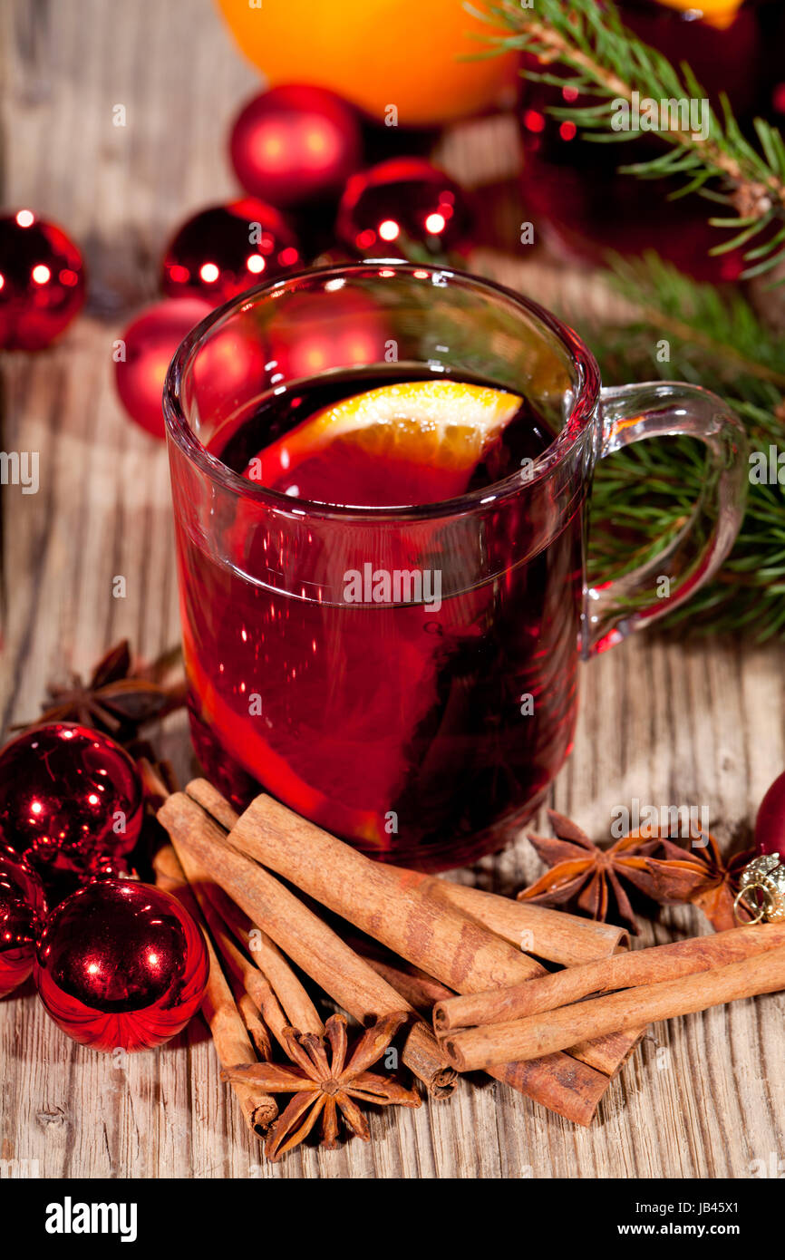 heisser aromatischer glühwein punsch mit orangen und zimt weihnachten ... heisser aromatischer glühwein punsch mit orangen und zimt weihnachten ...