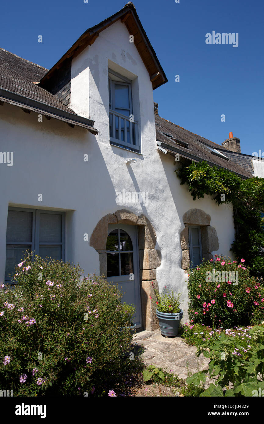 Whitewashed house, Ile aux Moines, Brittany, France Stock Photo