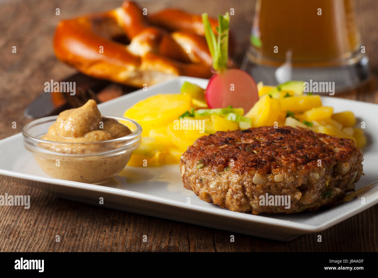 Bayerischer fleischpflanzerl mit kartoffelsalat hi-res stock ...