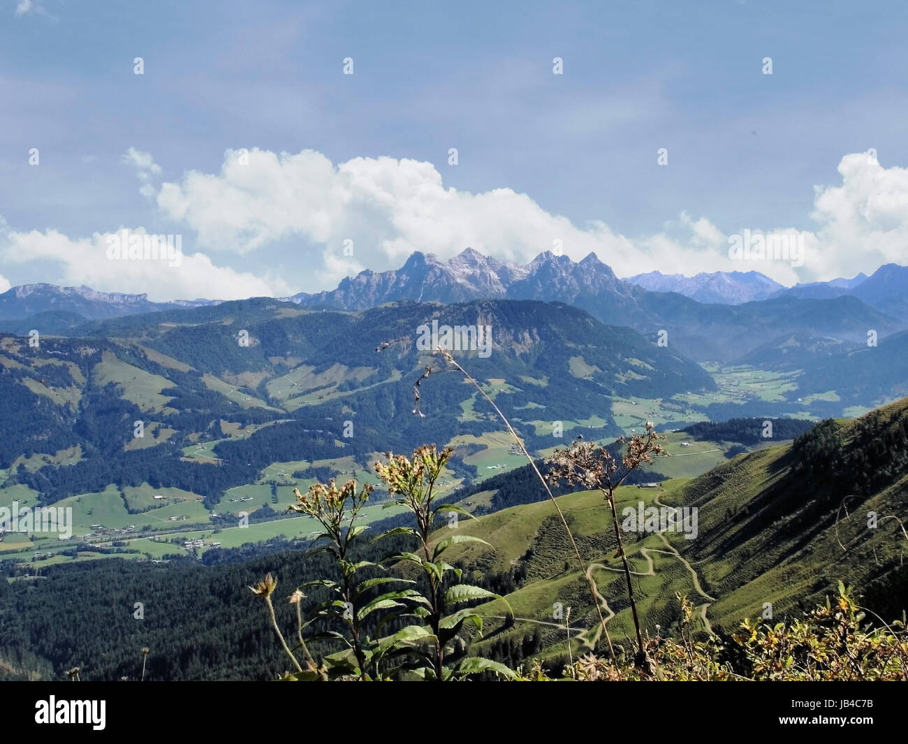 Blick auf die Gipfel des Kaisergebirges in Tirol, Oesterreich; Berge und  Täler, Wälder und Wiesen; sonniger Tag im Herbst View on the peaks of the  Kaiser Mountains in Tyrol, Austria; mountains and