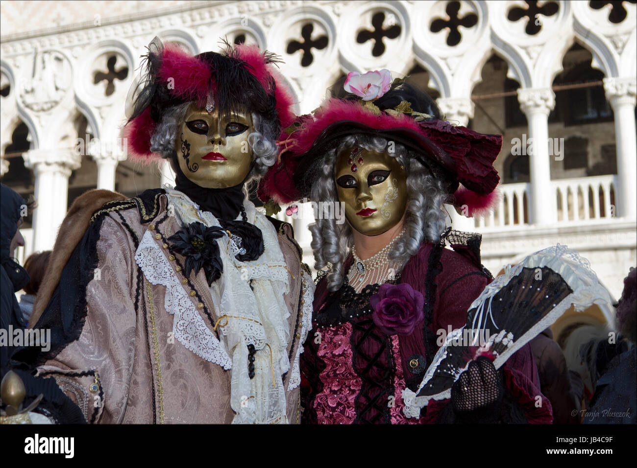 Venice carnival red gold couple hi-res stock photography and images - Alamy