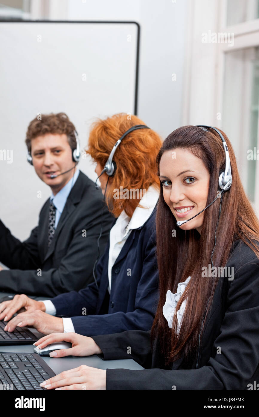 freundlicher berater am telefon mit headset im callcenter service kommunikation Stock Photo