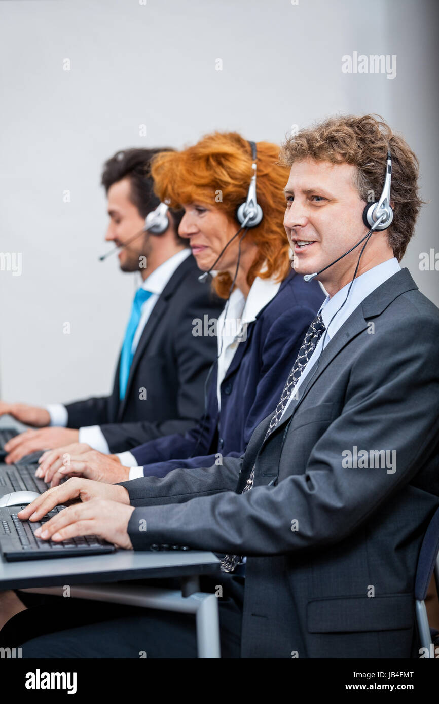 freundlicher berater am telefon mit headset im callcenter service kommunikation Stock Photo