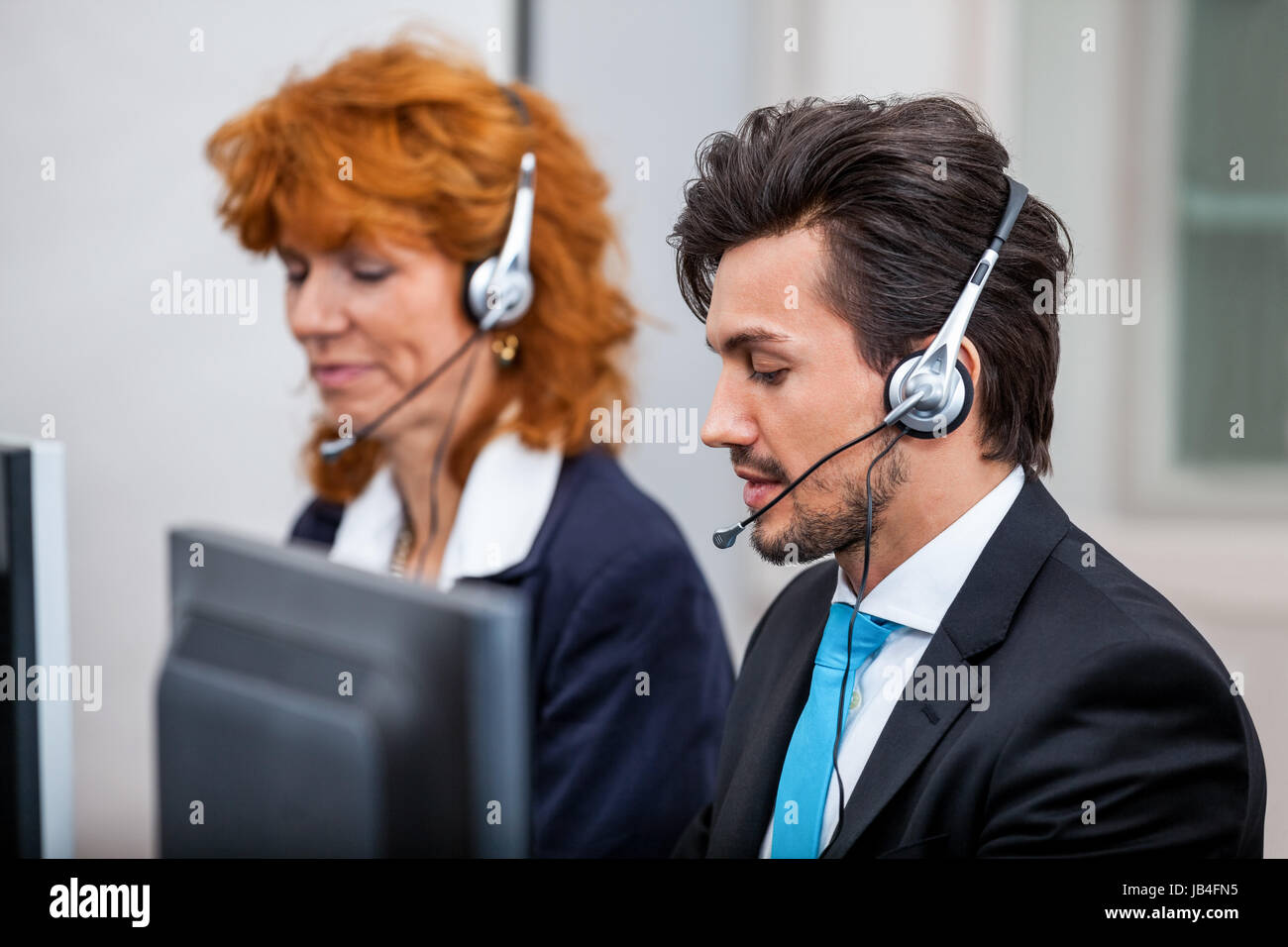 freundlicher berater am telefon mit headset im callcenter service kommunikation Stock Photo