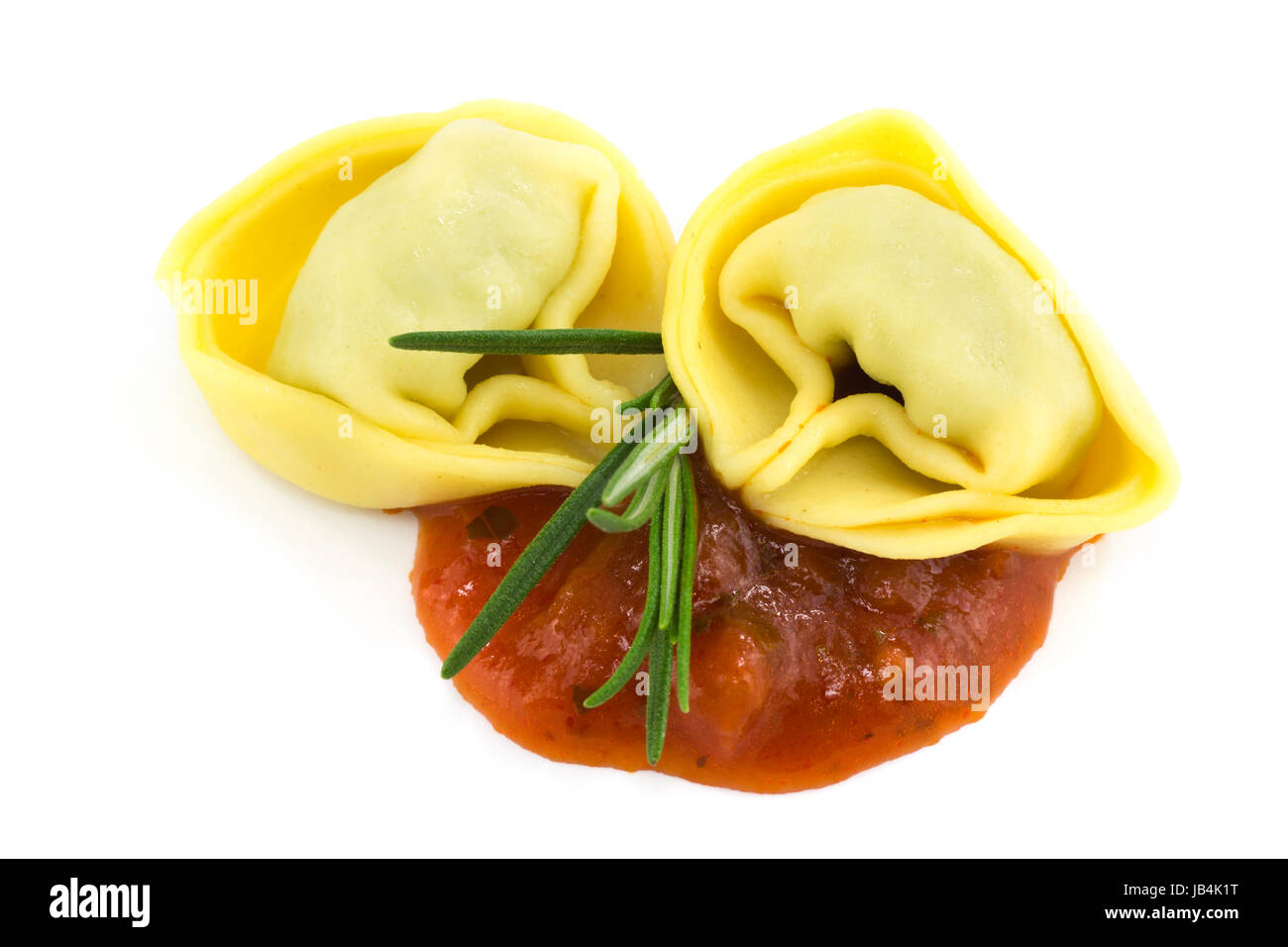 Tortelloni mit Sugo, Nahaufnahme der italienischen Teigware auf weissem Hintergrund Stock Photo