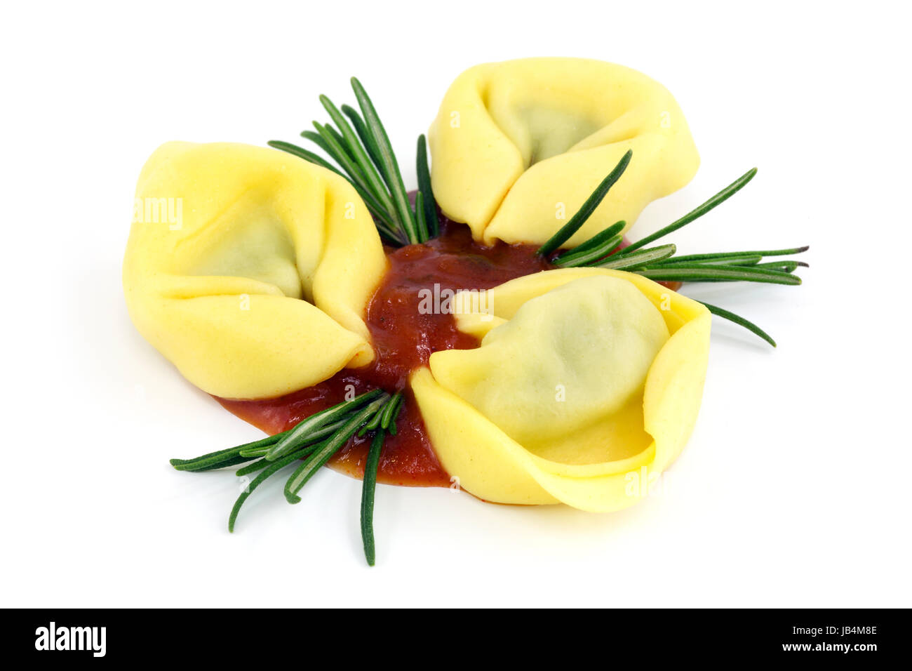 Tortellini, italienische Teigware mit Sugo und Rosmarin auf weissem Hintergrund Stock Photo