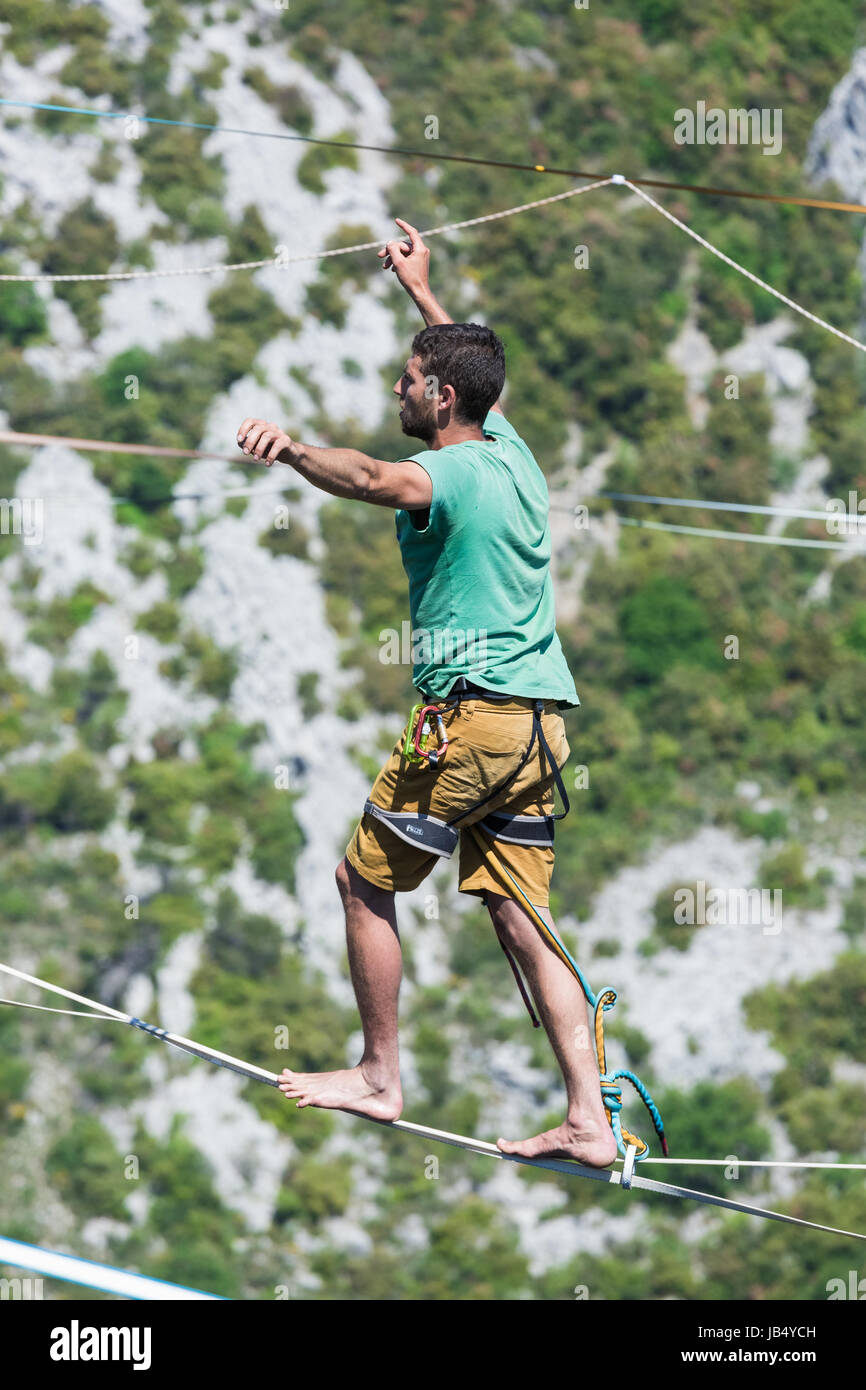 In the south of France, the longest slackline has been installed, 1600 meters long in order to attempt breaking the world record Stock Photo