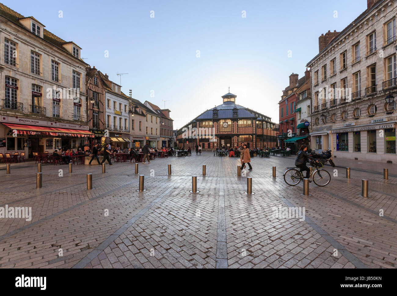 France, Yonne (89), Sens, la place de la République et le marché