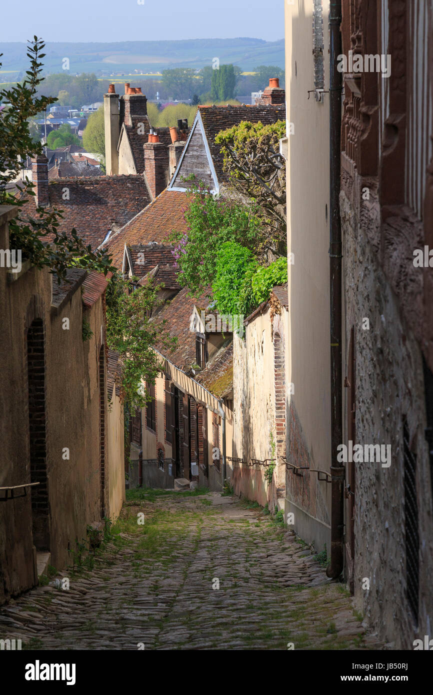 France, Yonne (89), Joigny, la ruelle Haute Saint-Jean // France, Yonne,  Joigny, Haute Saint Jean street Stock Photo - Alamy