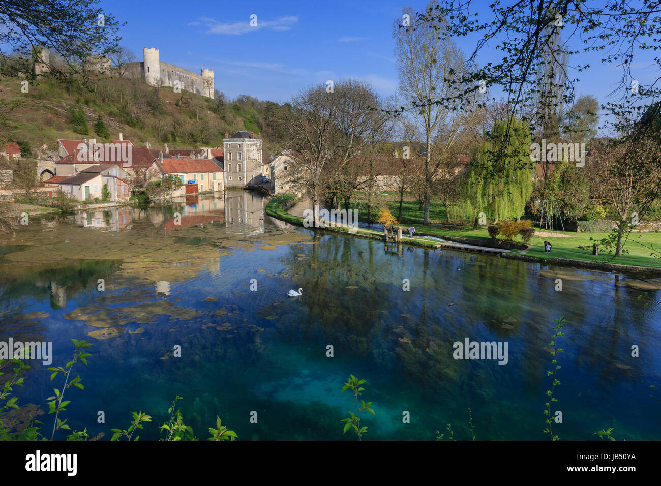 France, la Puisaye, Yonne (89), Druyes-les-Belles-Fontaines, plan d'eau avec les sources de la Druyes // France, the Puisaye, Yonne, Druyes-les-Belles Stock Photo