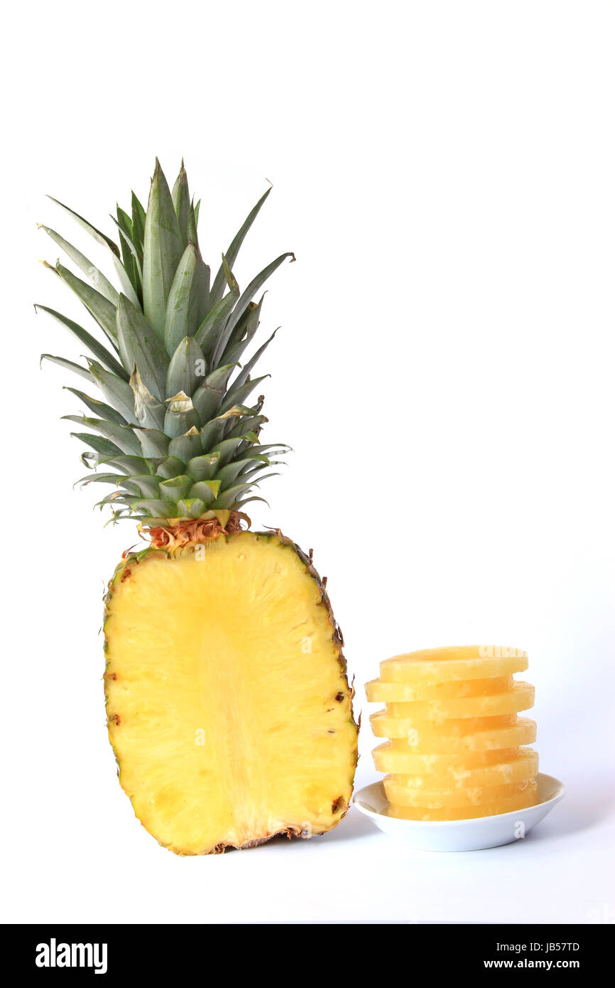 Ananas (Ananas comosus, Ananas sativus) frische, angeschnittene Frucht und Scheiben aus der