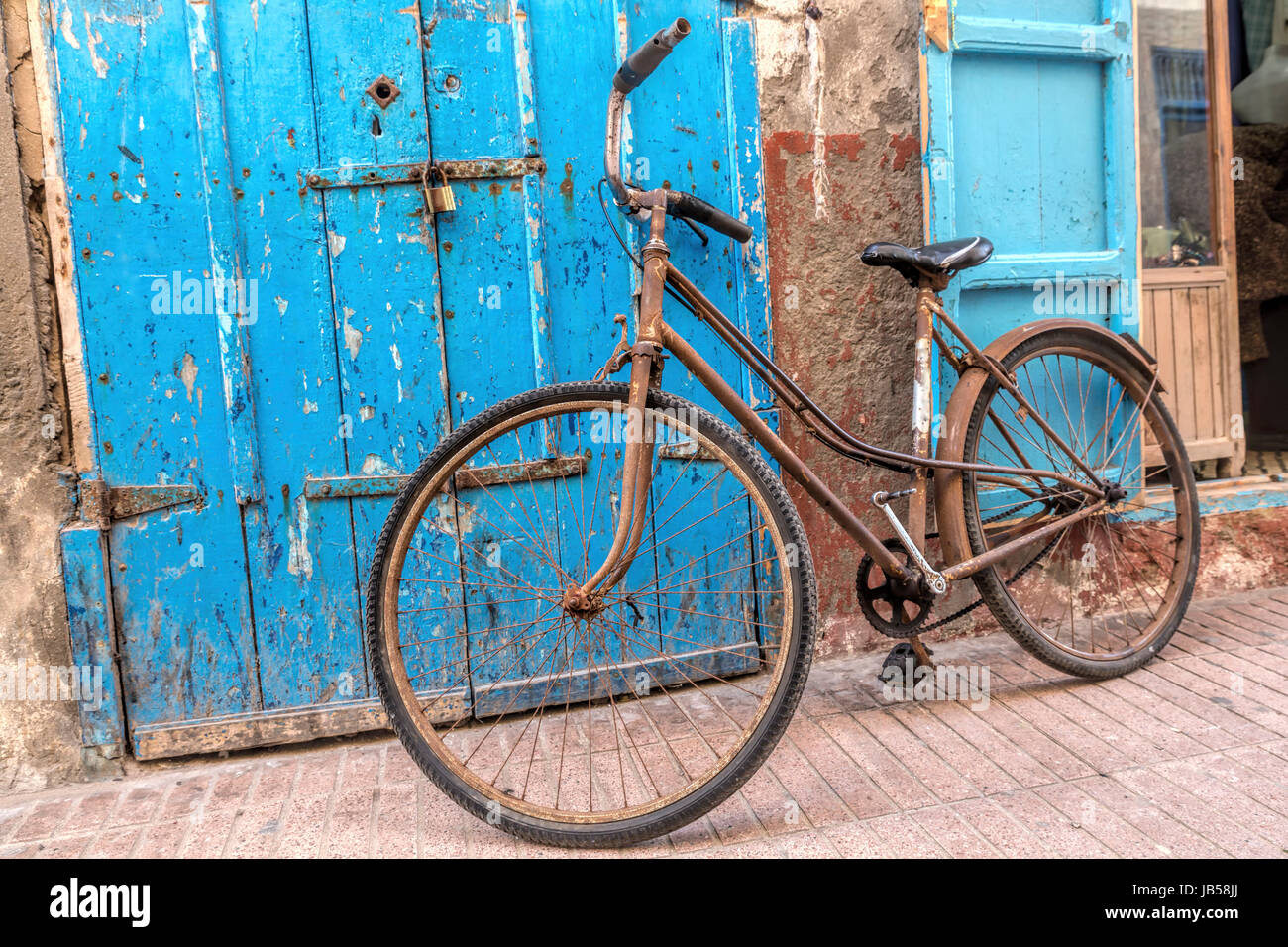 Altes Fahrrad in einer Gasse in Marokko Stock Photo