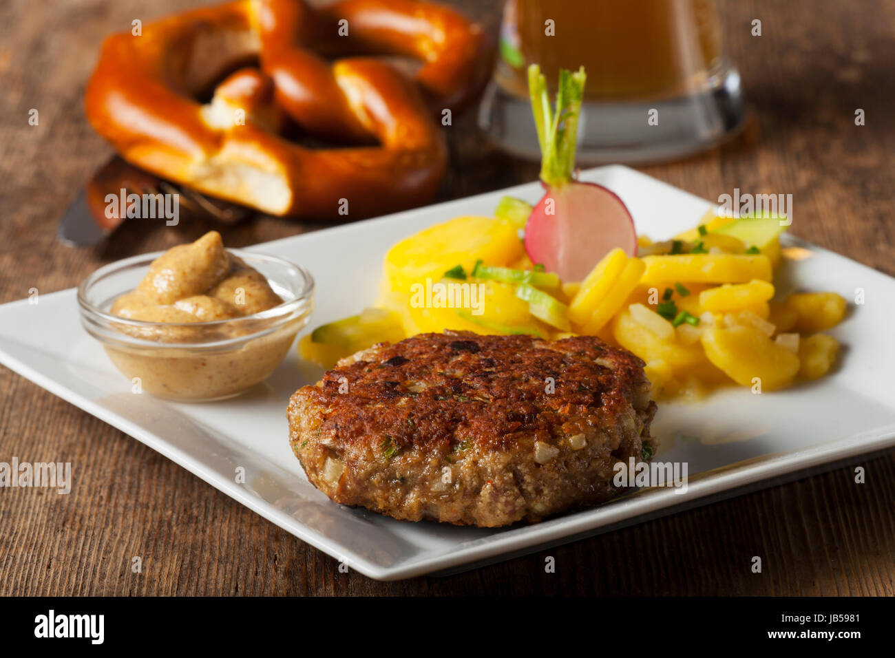 Bayerische Fleischpflanzerl mit Kartoffelsalat Stock Photo - Alamy