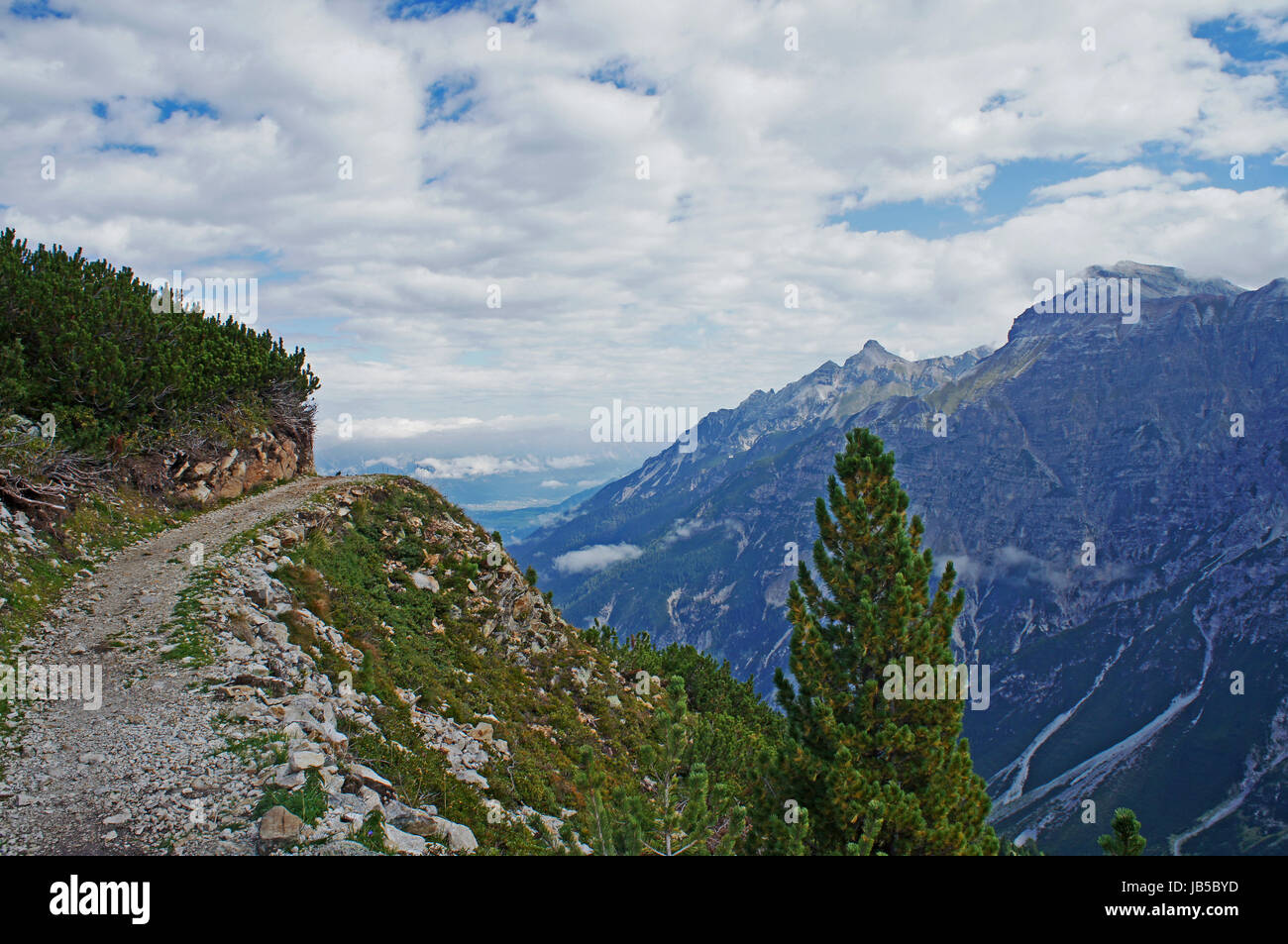 Wandern in den Stubaier Alpen in Tirol; schmaler Bergpfad im Hochgebirge Hiking in the Stubai Alps in Tyrol; narrow mountain path in the high mountains Stock Photo