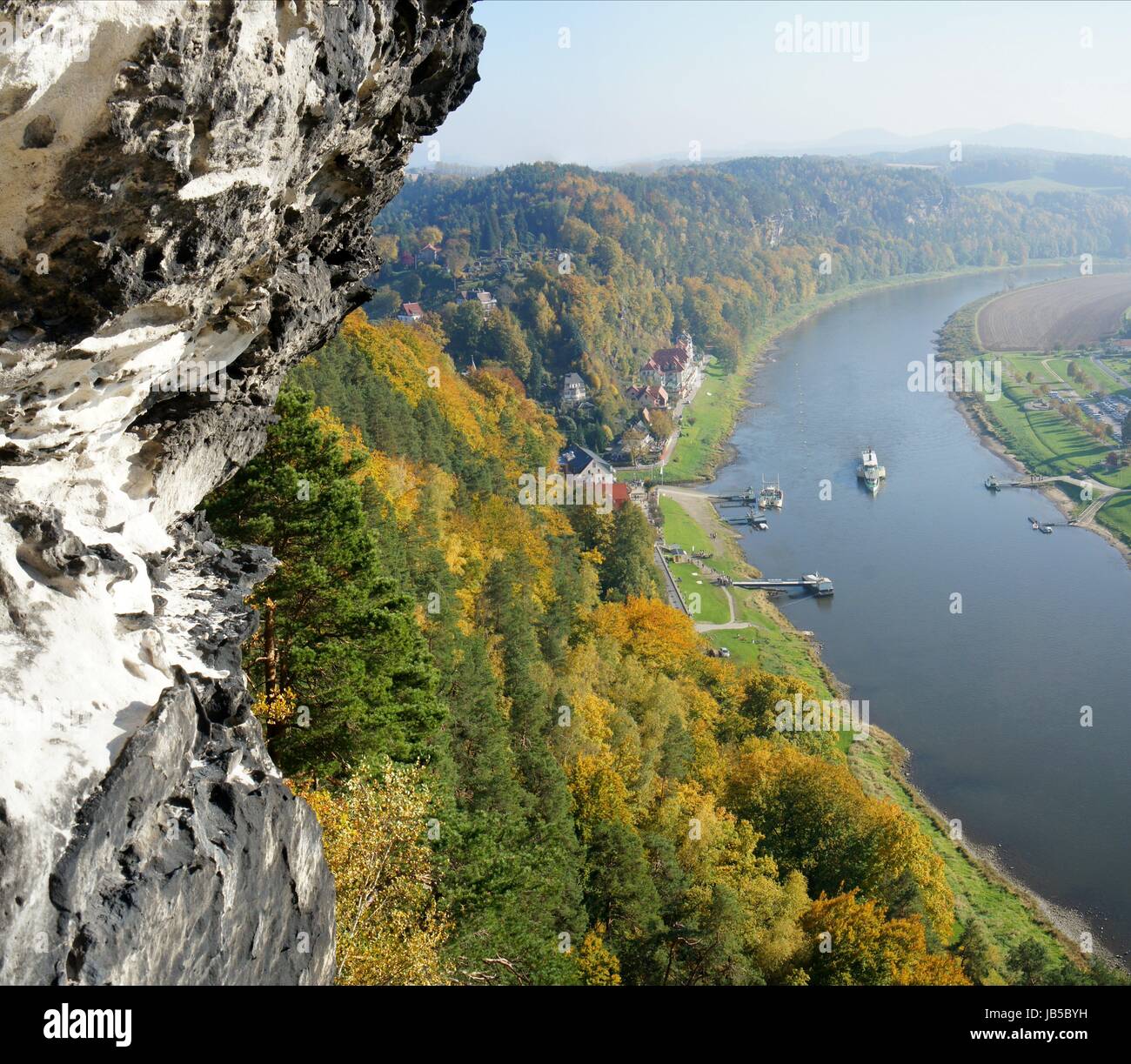 Blick von der Bastei in der Sächsischen Schweiz in Deutschland auf die Elbe; bunte Laubwälder, auf der Elbe ein Dampfer der Sächsischen Dampfschifffahrt;  View from the Bastei in the Switzerland in Germany on the Elbe; colorful deciduous forests, on the Elbe a steamer of the Saxon Steamship Company Stock Photo