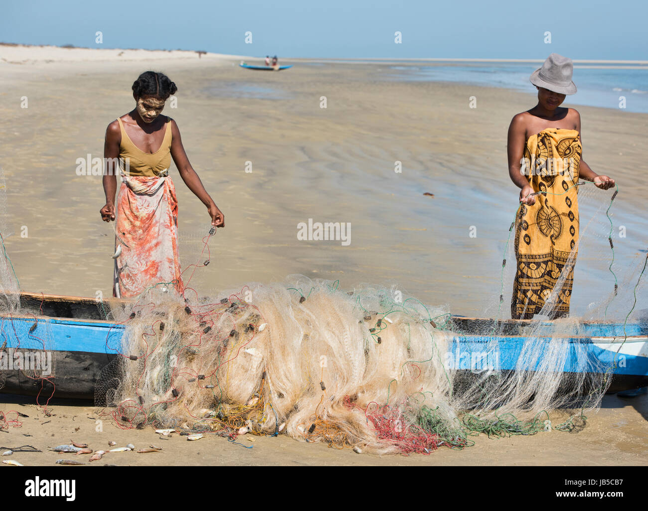 African women fishing net hi-res stock photography and images - Alamy