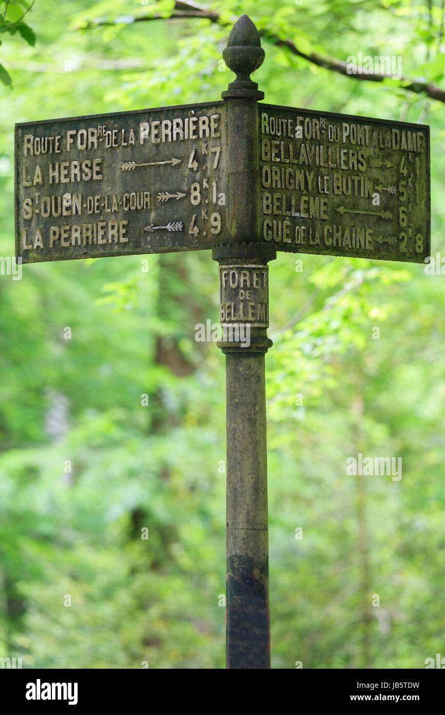 France, Orne (61), Parc Régional Naturel du Perche, forêt de Bellême vers La Perrière, ancien panneau de signalisation fréquemment conservé dans cette Stock Photo