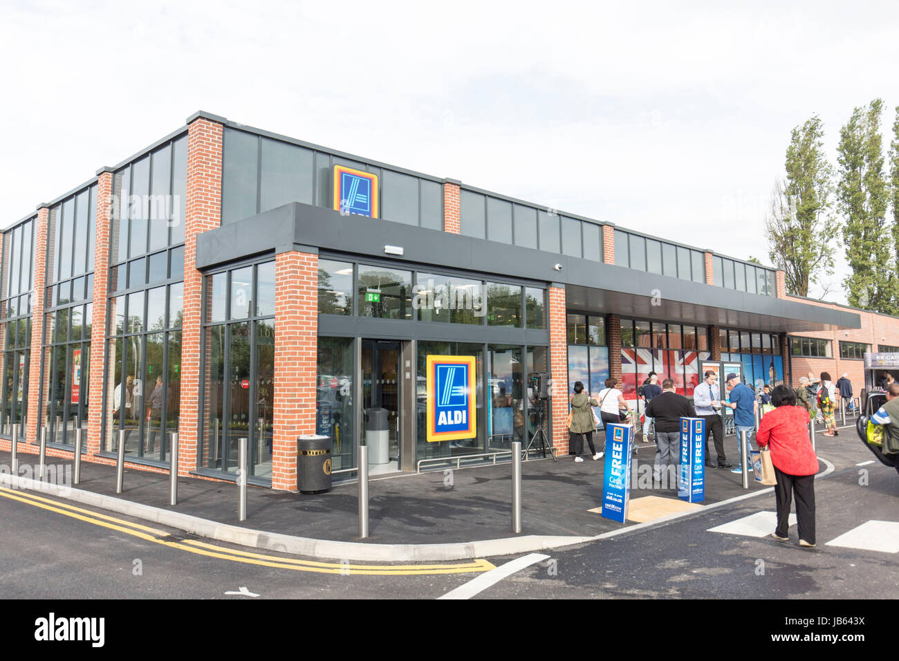 Aldi supermarket exterior Stock Photo Alamy