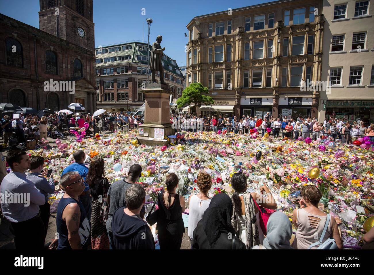 Sea of flowers and balloons in St Ann's Square , Manchester , (Friday 26th May 2017) as people gather to remember the victims of the terrorist attack Stock Photo
