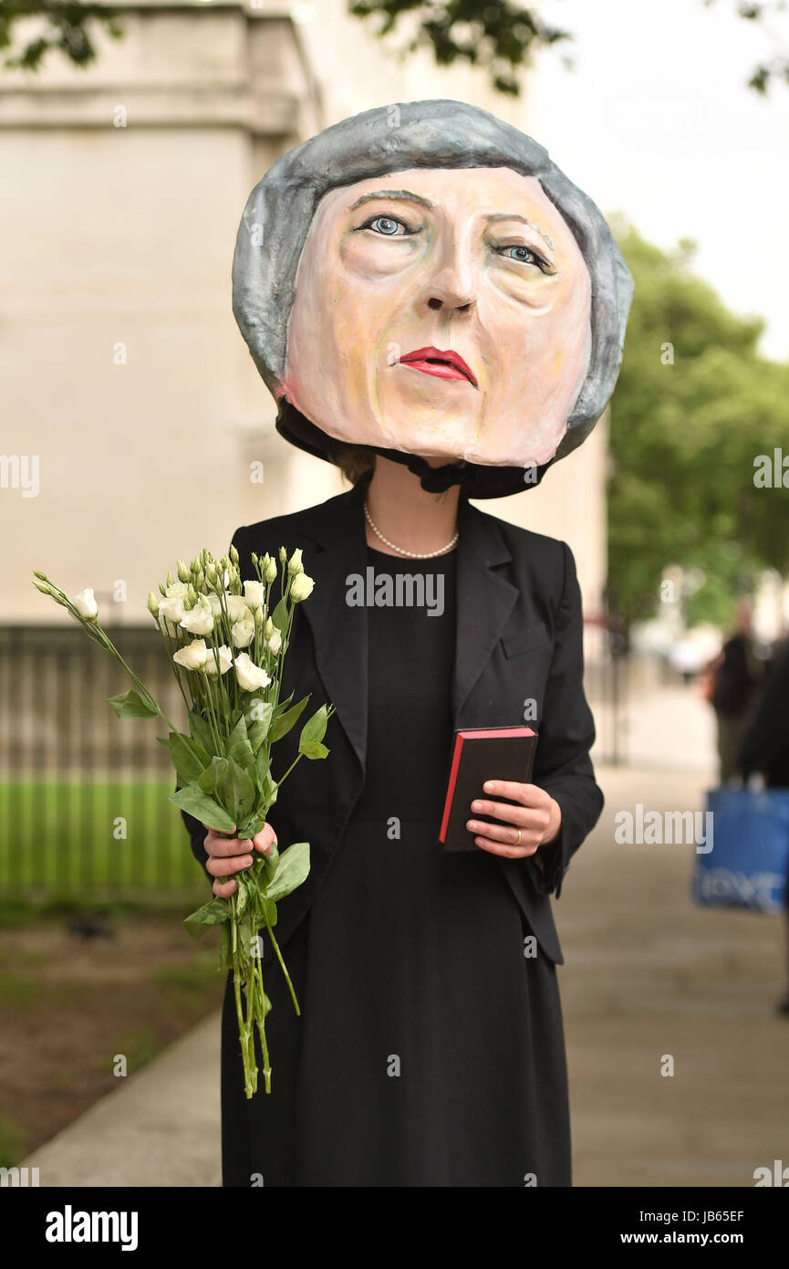 Life Size Giant Headed Puppet Theresa May Leaving Flowers Hi res Stock Photography And Images 