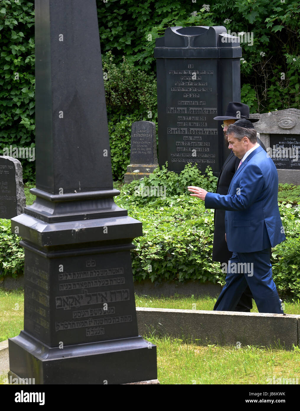 Goslar, Germany. 09th June, 2017. German Foreign Minister Sigmar Gabriel (SPD, R) visits together with Rabbi Yehuda Teichtal, rabbi of the Jewisch community in Berlin and the chairman of the Jewisch education centre, Chabad Lubawitsch, the Jewish cemetary at the Glockengiesserstrasse in Goslar, Germany, 09 June 2017. Photo: Holger Hollemann/dpa/Alamy Live News Stock Photo