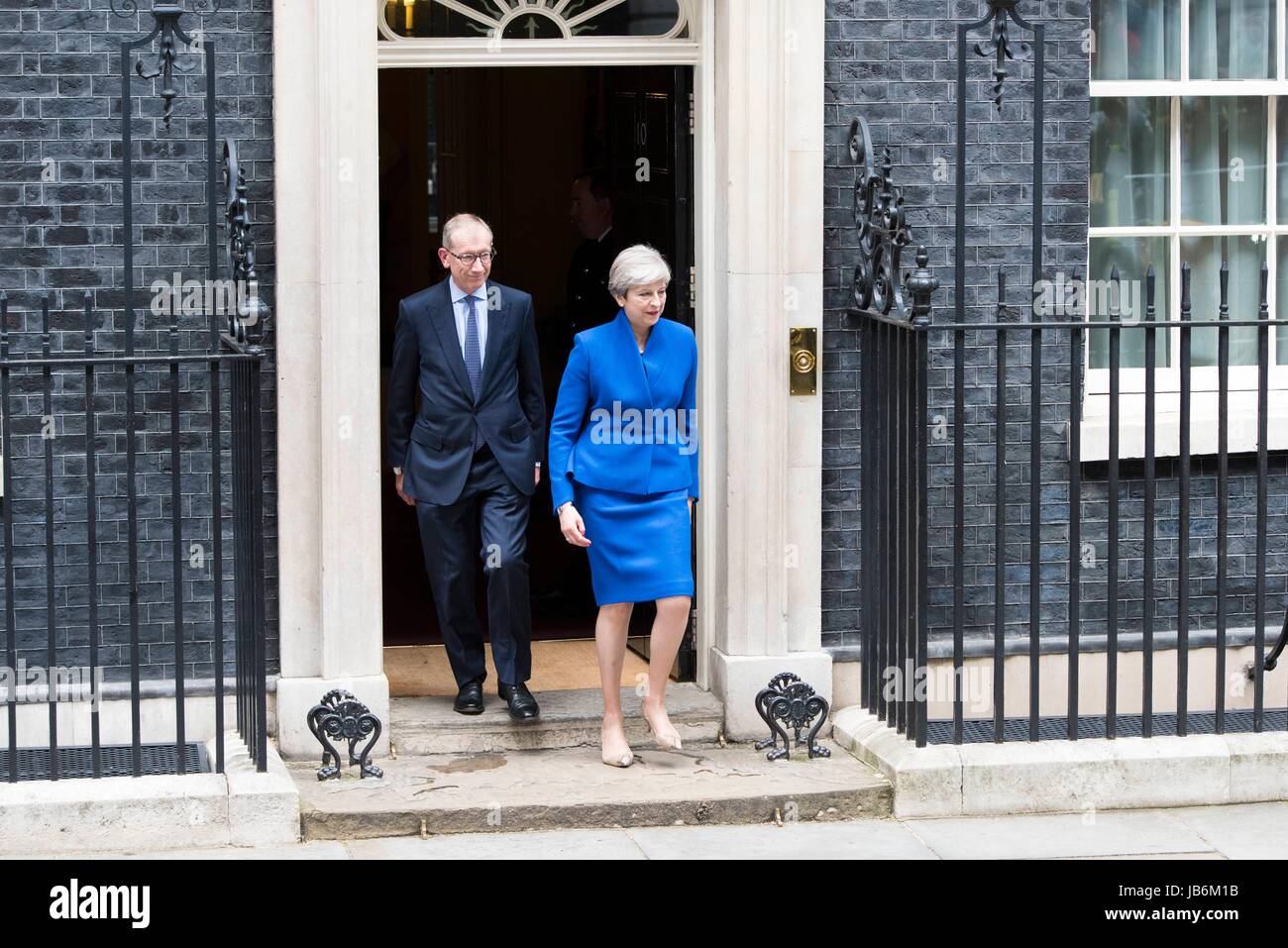London, UK. 9th Jun, 2017. A hung parliament as May fails to win majority. Prime Minister and Conservative Party leader Theresa May and her husband, Philip May, leave 10 Downing Street to visit the Queen. London, UK. 09/06/2017 | usage worldwide Credit: dpa picture alliance/Alamy Live News Stock Photo