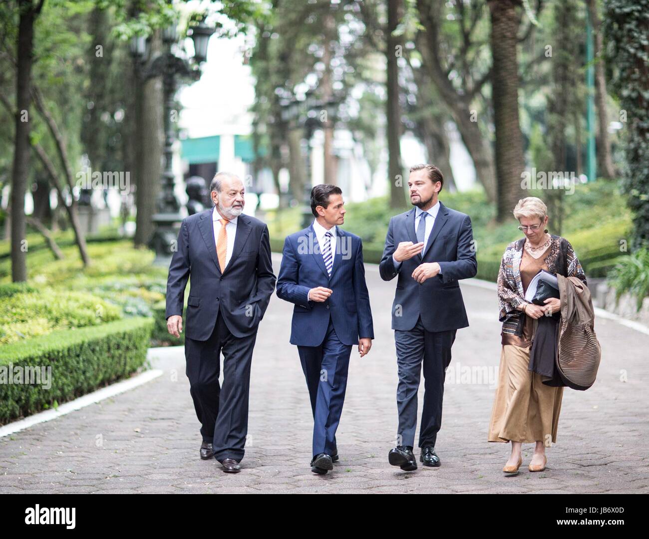 Mexico City, Mexico. 09th June, 2017. Mexican President Enrique Pena Nieto, center, actor Leonardo DiCaprio and Mexican billionaire Carlos Slim, left, discuss saving the Vaquita, a critically endangered porpoise native to Mexico's Gulf of California, at the presidential palace Los Pinos June 8, 2017 in Mexico City, Mexico. DiCaprio is joining forces with Pena Nieto and Slim to try and save the Vaquita from extinction. (photo by Presidenciamx via Planetpix) Stock Photo