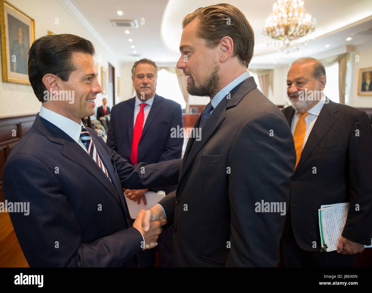 Mexico City, Mexico. 08th June, 2017. Mexican President Enrique Pena Nieto, left, greets actor Leonardo DiCaprio as Mexican billionaire Carlos Slim, right, looks on during a meeting to discuss saving the Vaquita, a critically endangered porpoise native to Mexico's Gulf of California, at the presidential palace Los Pinos June 8, 2017 in Mexico City, Mexico. DiCaprio is joining forces with Pena Nieto and Slim to try and save the Vaquita from extinction. (photo by Presidenciamx via Planetpix) Stock Photo