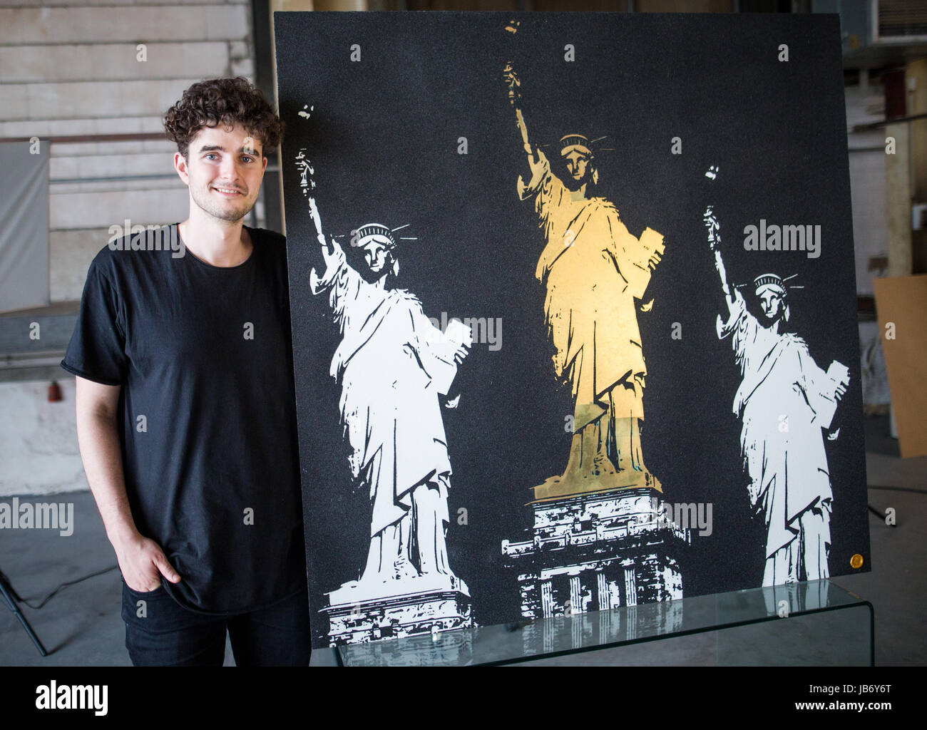 Esslingen, Germany. 30th May, 2017. Artist Tim Bengel with one of his  artworks created from sand and gold, at his studio in Esslingen, Germany,  30 May 2017. Photo: Christoph Schmidt/dpa/Alamy Live News
