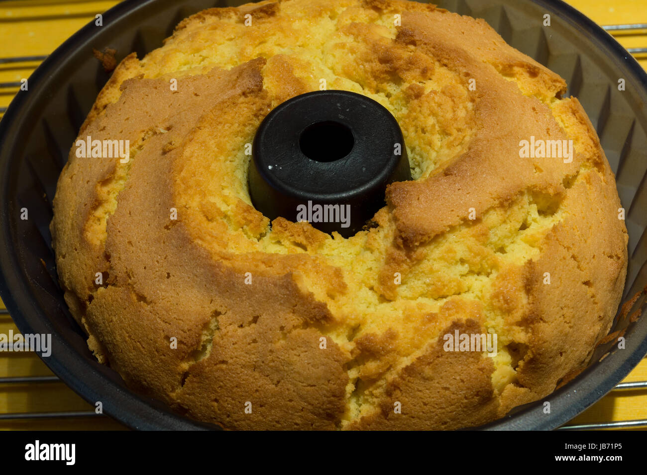 Eierlikörkuchen frisch gebacken und noch in der Backform Stock Photo