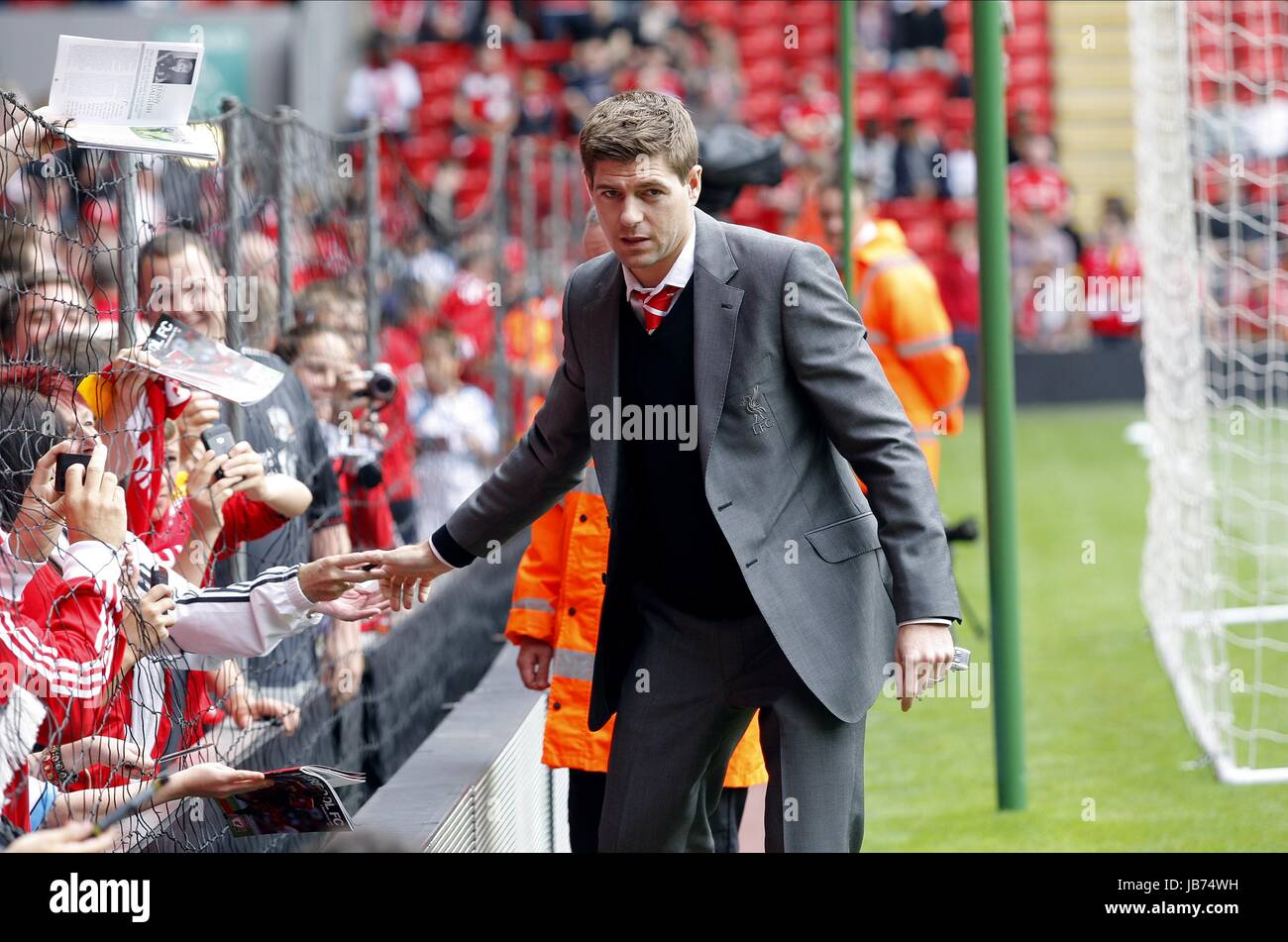 Steven gerrard suit hi-res stock photography and images - Alamy