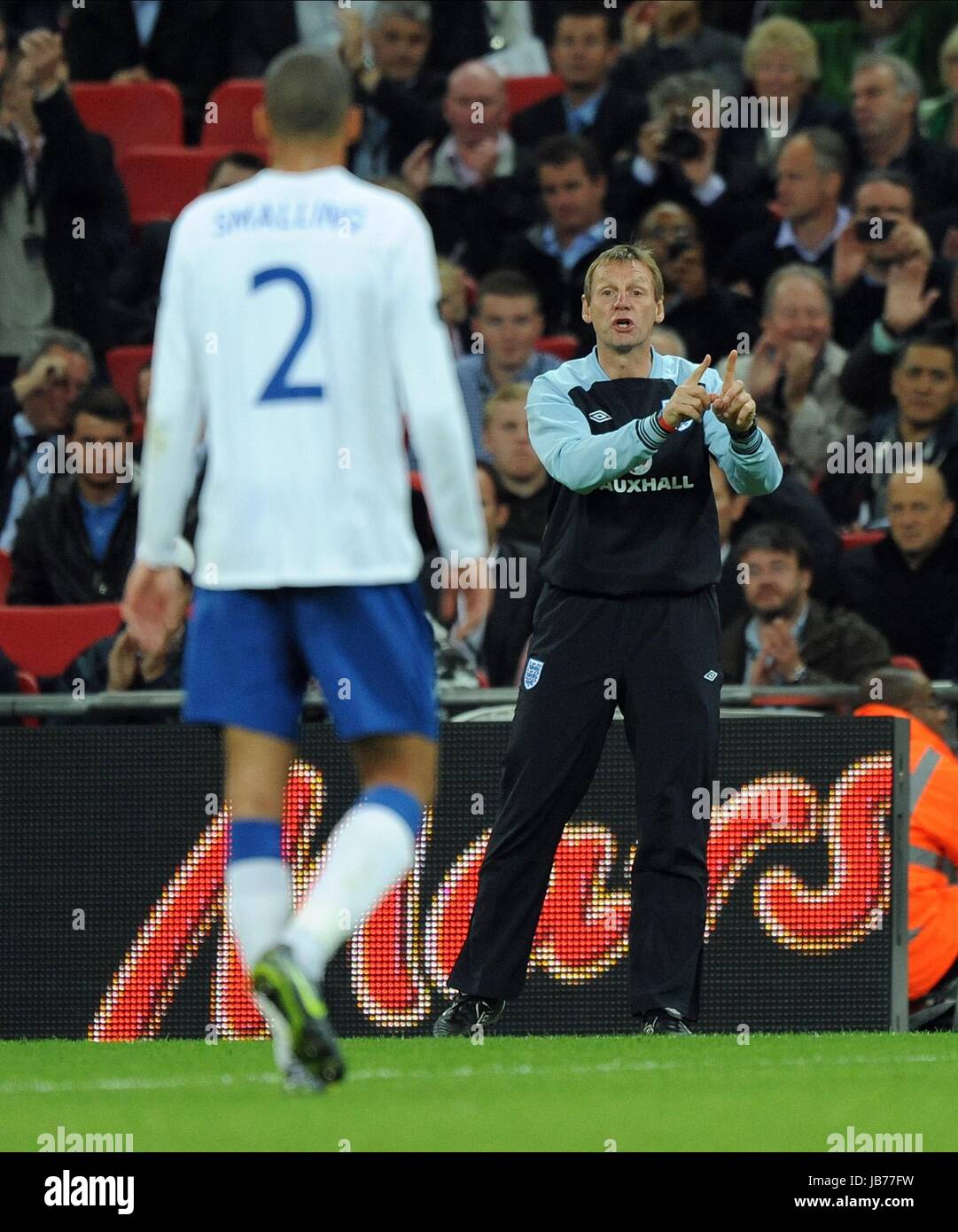 STUART PEARCE GIVES INSTRUCTIO ENGLAND WEMBLEY STADIUM LONDON ENGLAND 