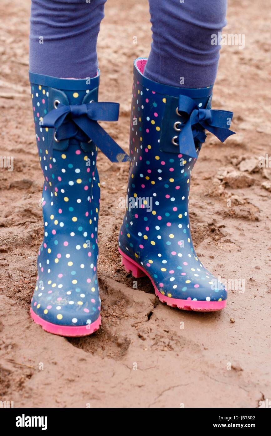 I've got a thing for wellington boots or gum boots as you may call them on  the other side of the pond. Love these blue and pink ones with a ribbon  Stock