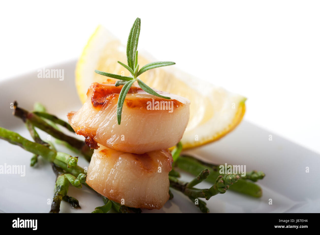 zwei gegrillte Jakobsmuscheln Stock Photo - Alamy