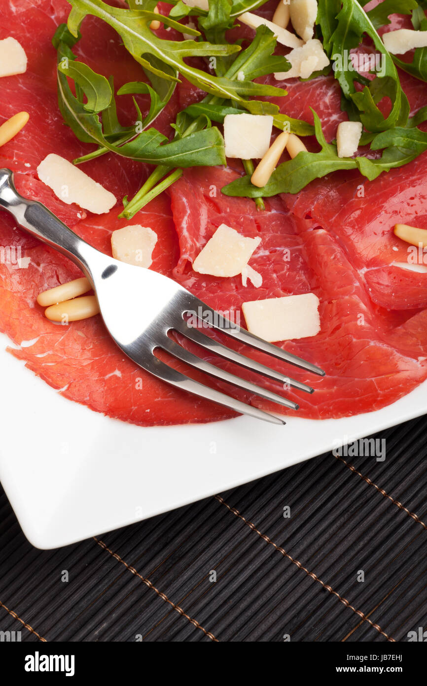 Carpaccio auf einem teller mit parmesan und pinienkernen hi-res stock ...