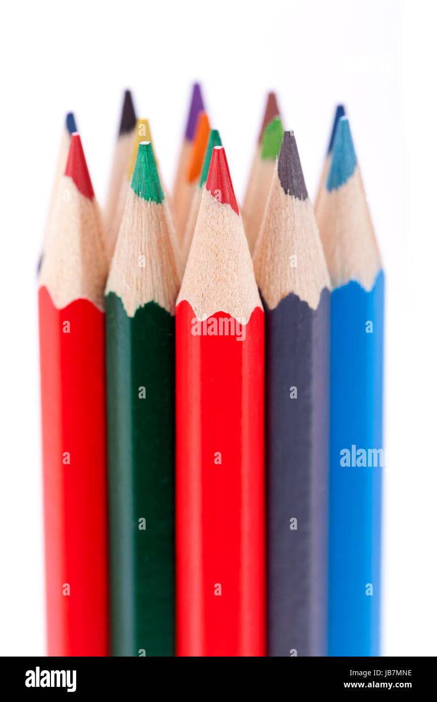 Buntstifte Bleistifte in verschiedenen Farben neu gespitzt isoliert auf  weißem Hintergrund Stock Photo - Alamy