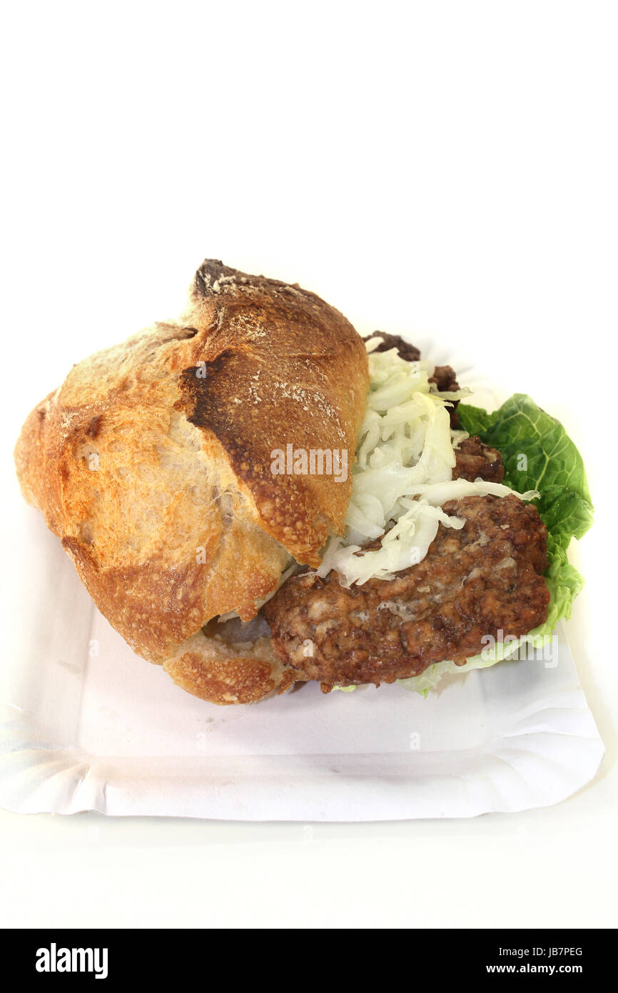 ein Brötchen mit Hacksteak, Weißkrautsalat und Salat Stock Photo - Alamy