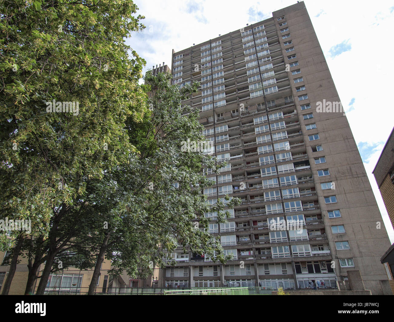 LONDON, ENGLAND, UK - JUNE 20, 2011: The Balfron Tower designed by Erno ...