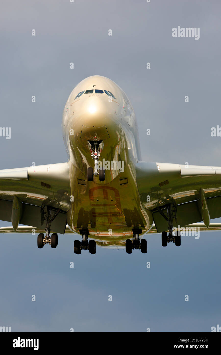 A6-APF Etihad Airways Airbus A380-800 cn-195 arriving at London Heathrow on 27L Stock Photo