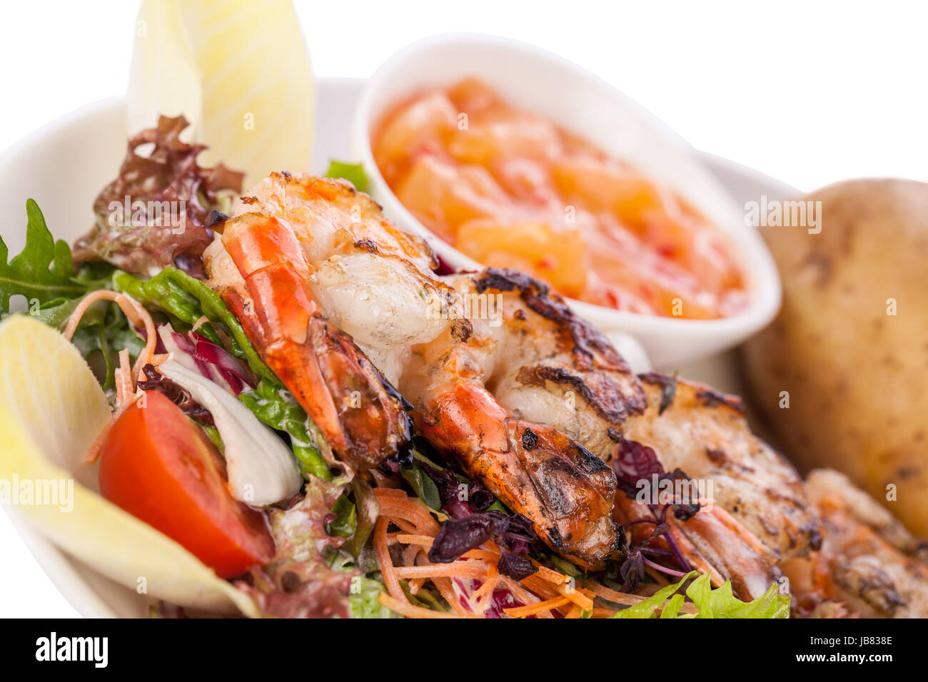 Gebratene Garnelen am Spieß auf gemischtem Salat mit Dipp und ...