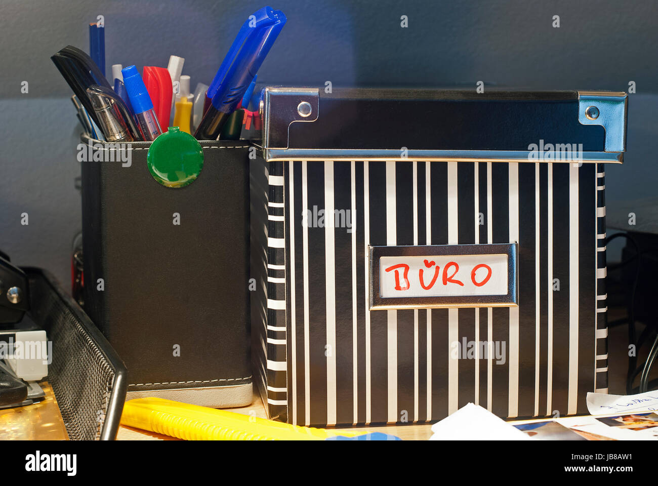 Büroutensilien und Schachtel mit Deckel auf einem Schreibtisch; office utensils and box with corresponding lid on a desktop Stock Photo