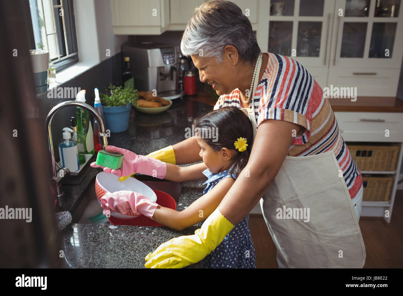 Мама моет бабушку. Помогаю бабушке мыть посуду. Помогает бабушке. Внучка моет посуду бабушке. Бабушка моется.