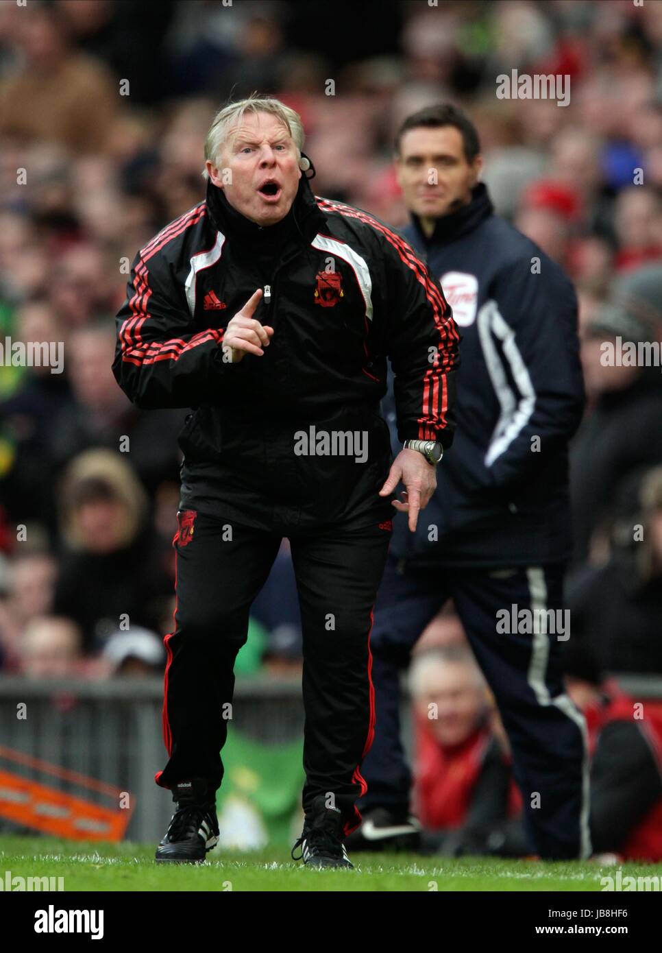 SAMMY LEE LIVERPOOL FC COACH LIVERPOOL FC COACH OLD TRAFFORD MANCHESTER  ENGLAND 09 January 2011 Stock Photo - Alamy